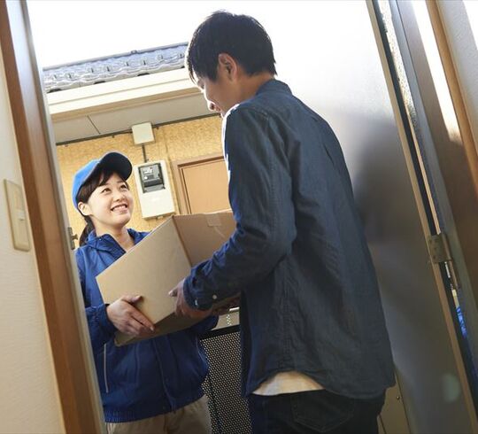 荷物を届ける女性スタッフ